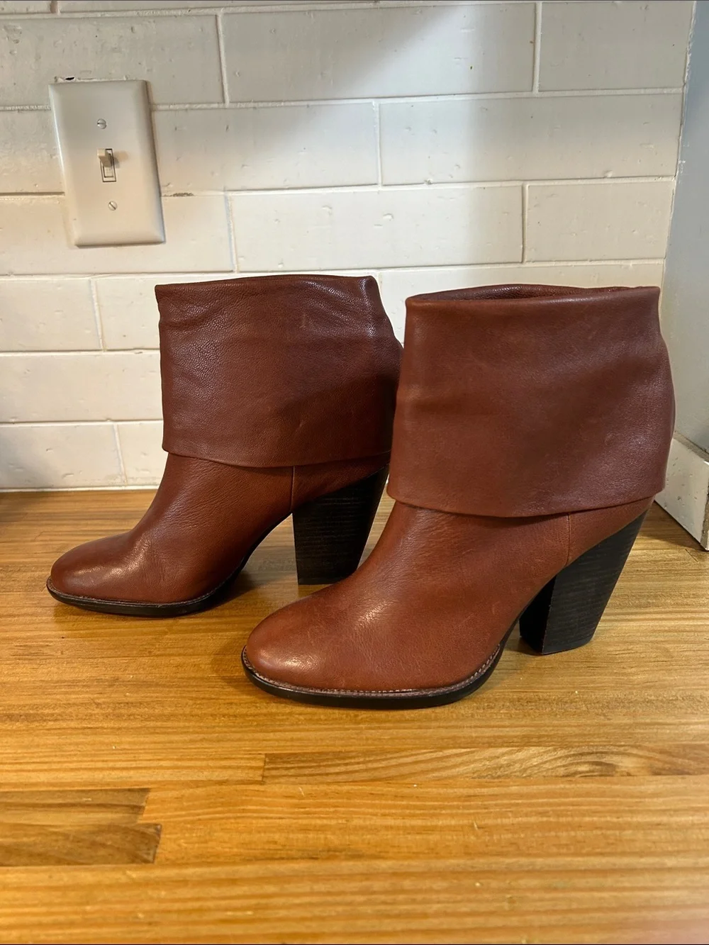 Vince Camuto classic fold